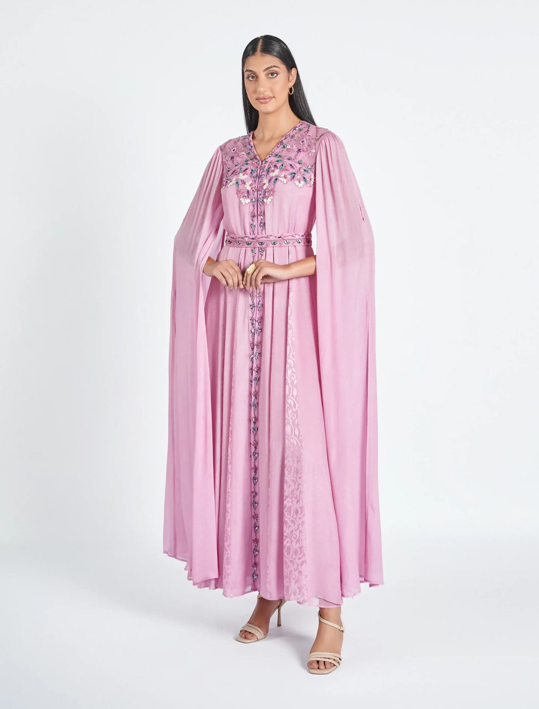 فستان وردي سهرة بأكمام كاب بشكل فراشة أنيق