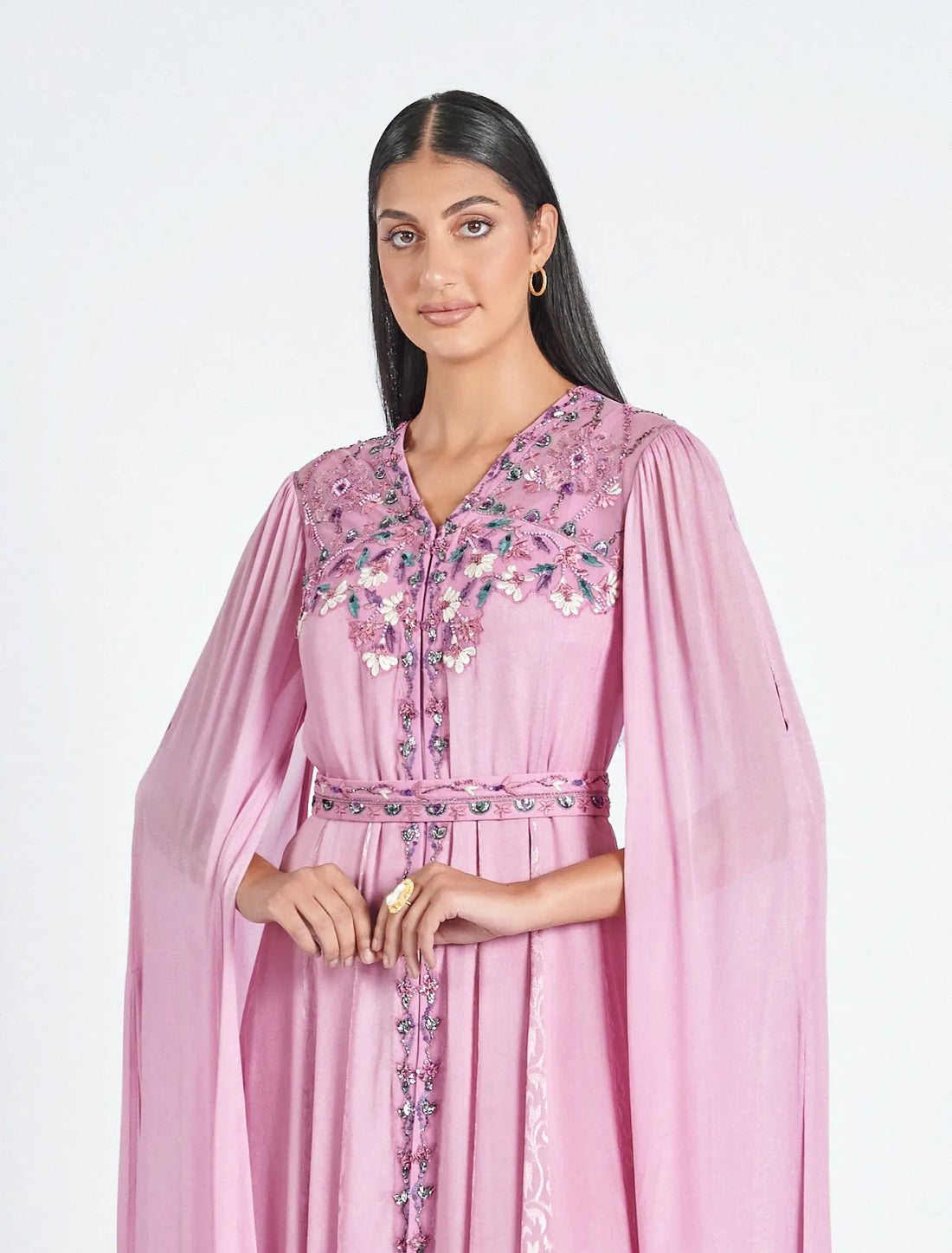 فستان وردي سهرة بأكمام كاب بشكل فراشة أنيق