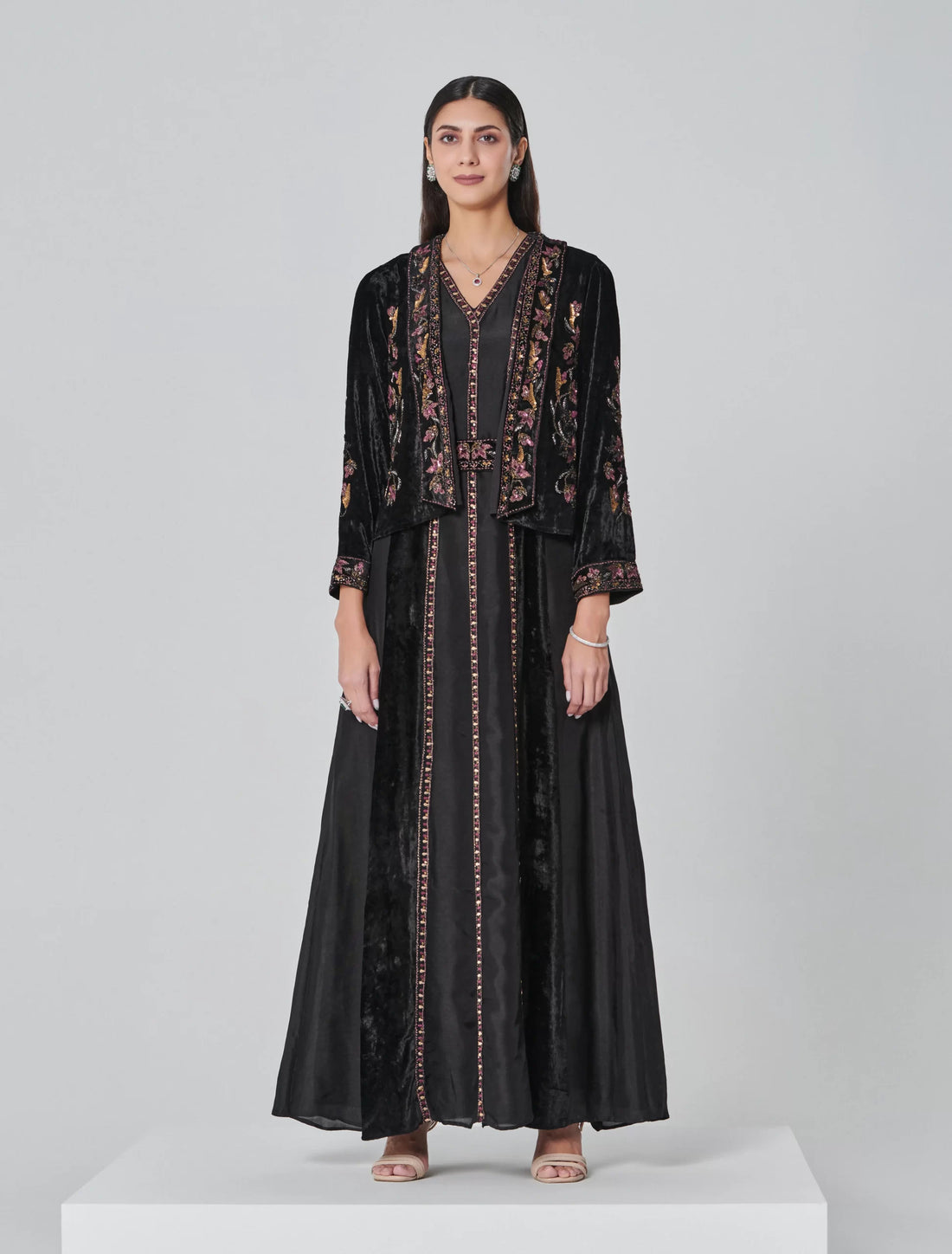فستان اسود باكمام طويلة 
Long-Sleeve Dress in black 